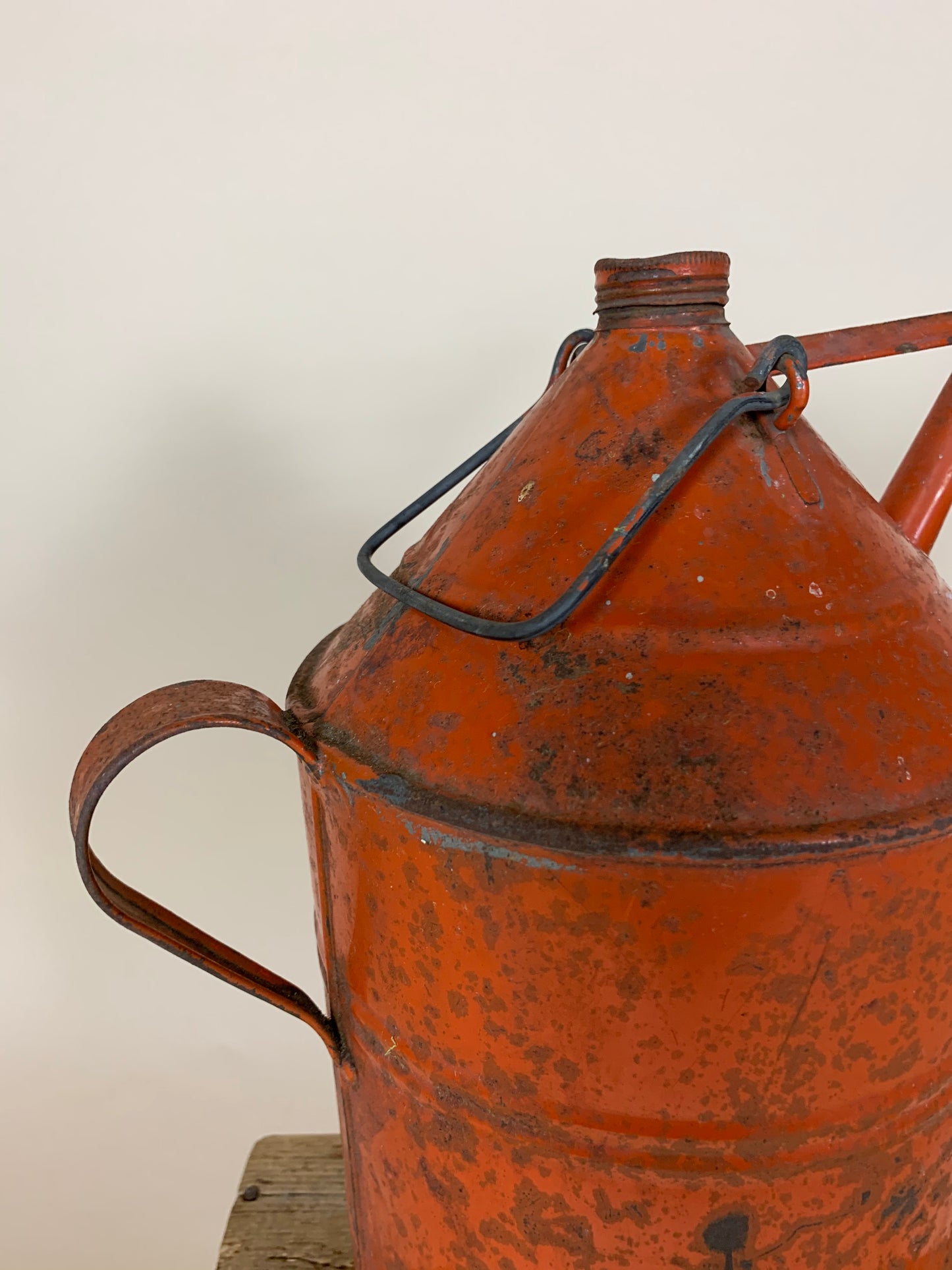 Ölkrug mit viel Patina