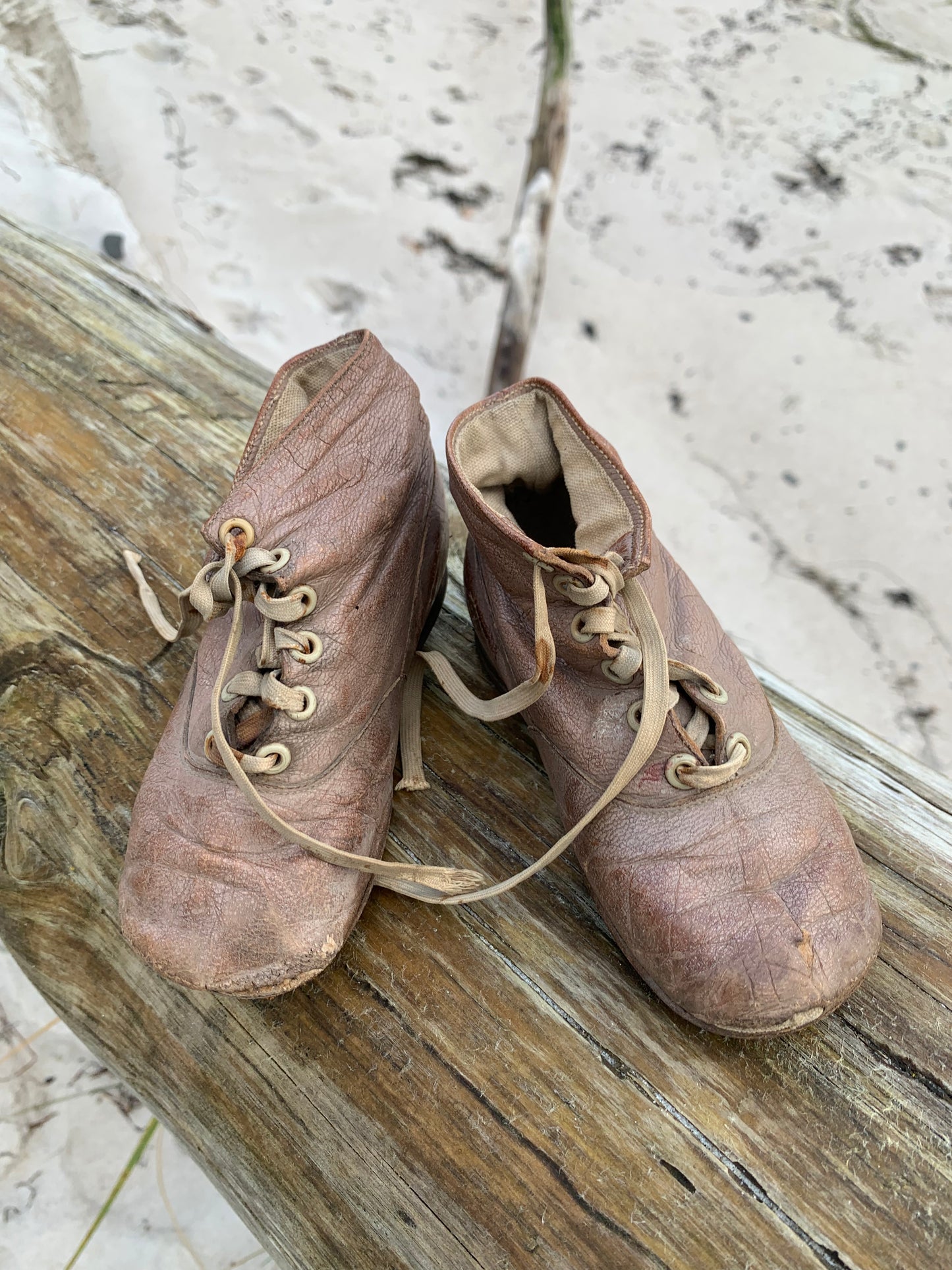 Dekorative alte Kinderschuhe