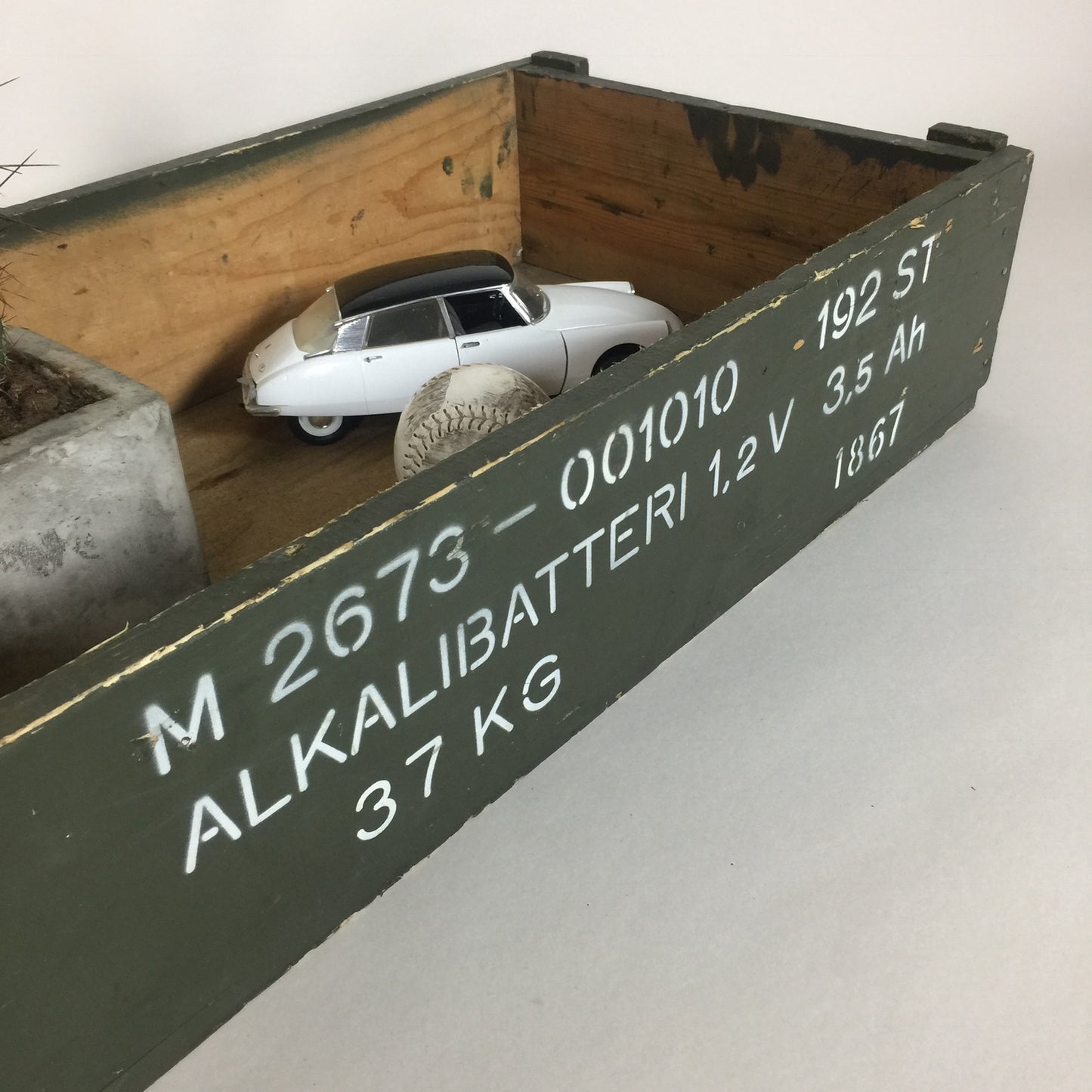Militärbox mit dekorativem Schriftzug aus Schweden