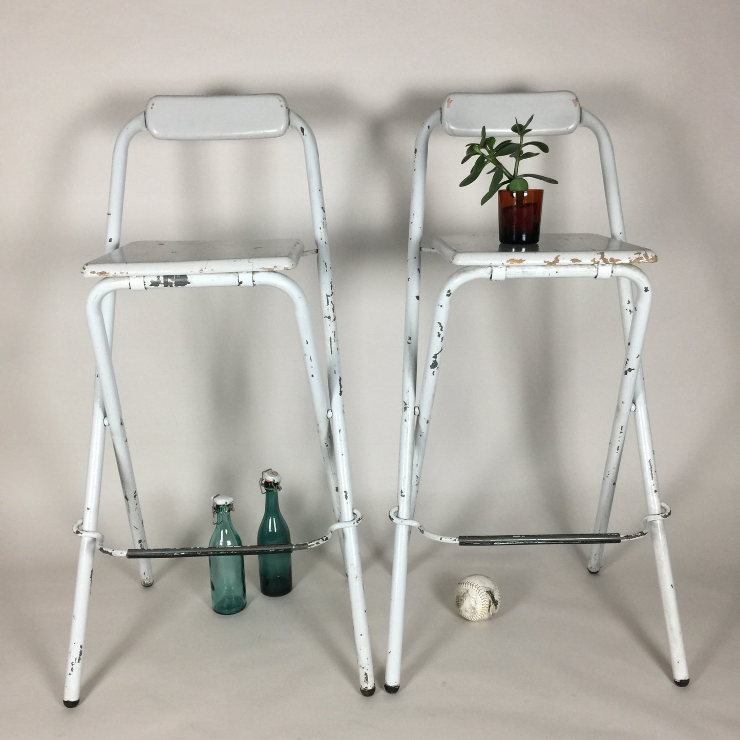 Barhocker mit viel köstlicher Patina (zusammen verkauft)