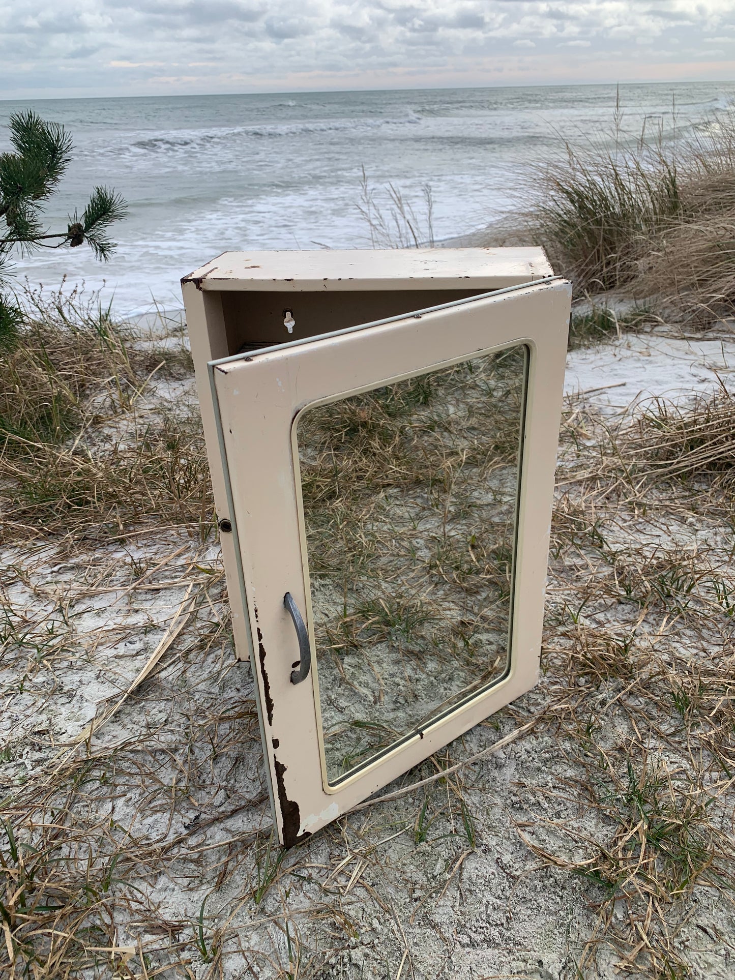 Medizinschrank mit Spiegel