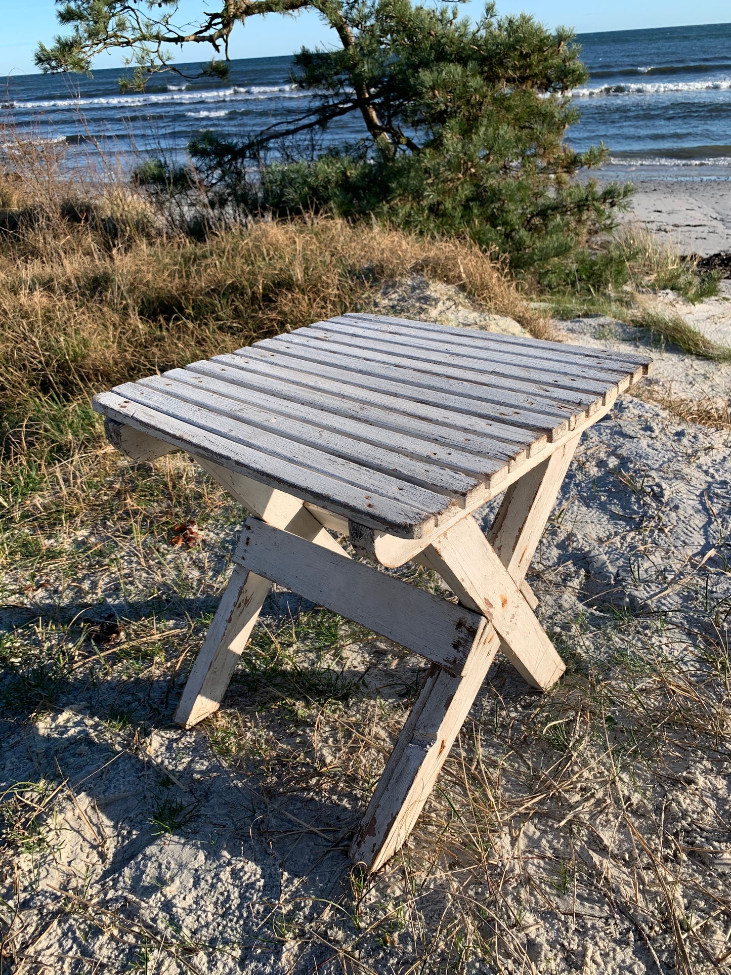 Kleiner Tisch mit schöner Patina