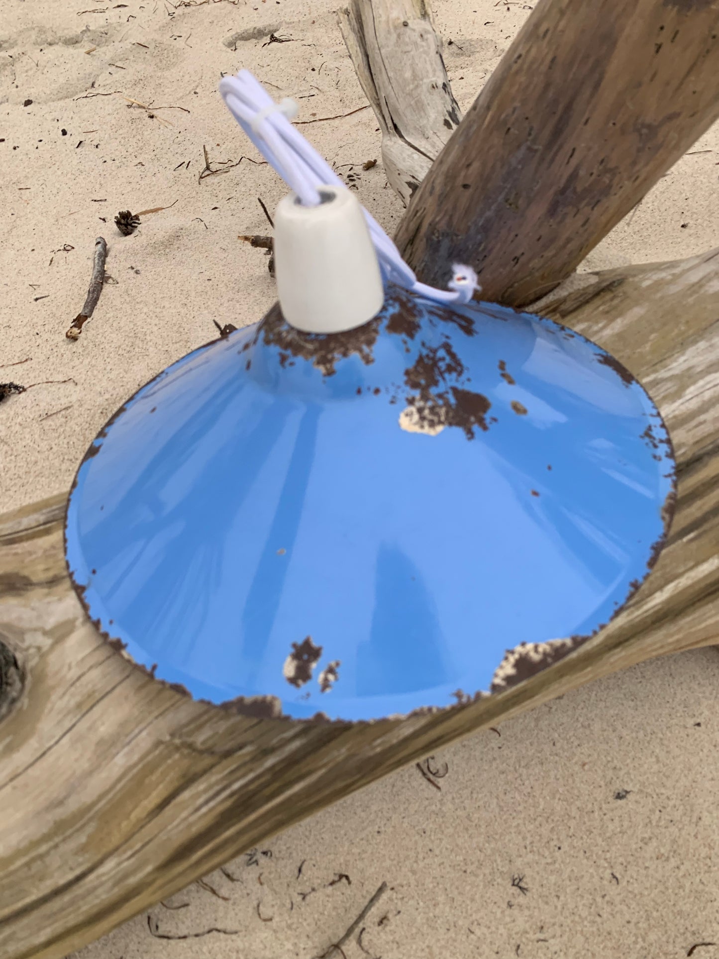 Lampe aus blauer Emaille