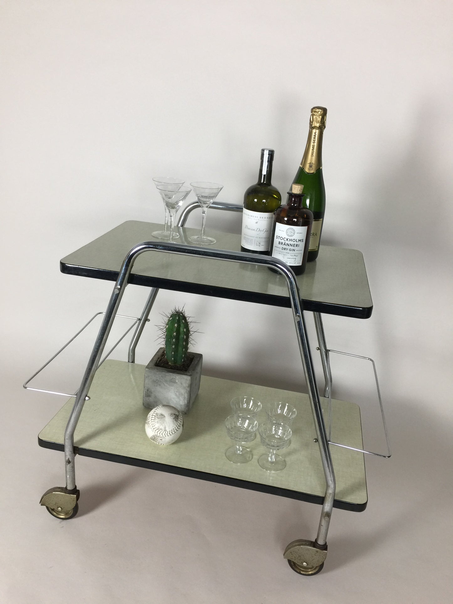 Schöner und origineller Bartisch oder Barwagen