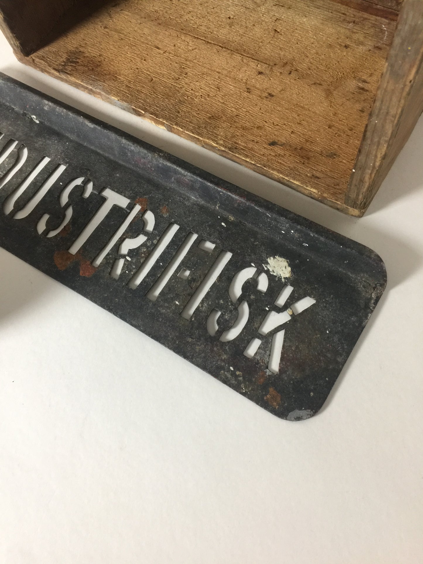 Zeichen der sehr rohen und industriellen Art