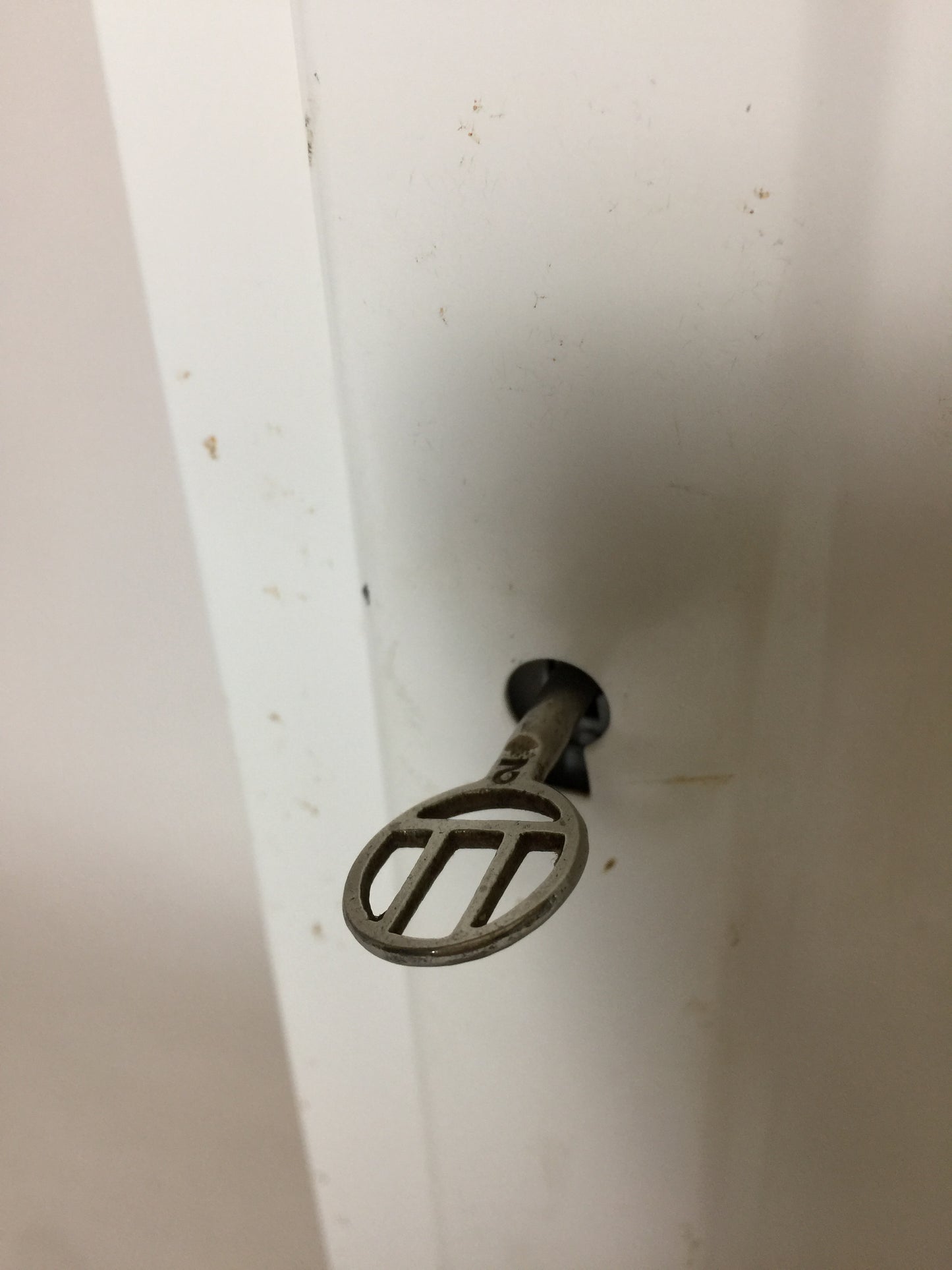 Schöner Medizinschrank aus Metall mit Glasregal