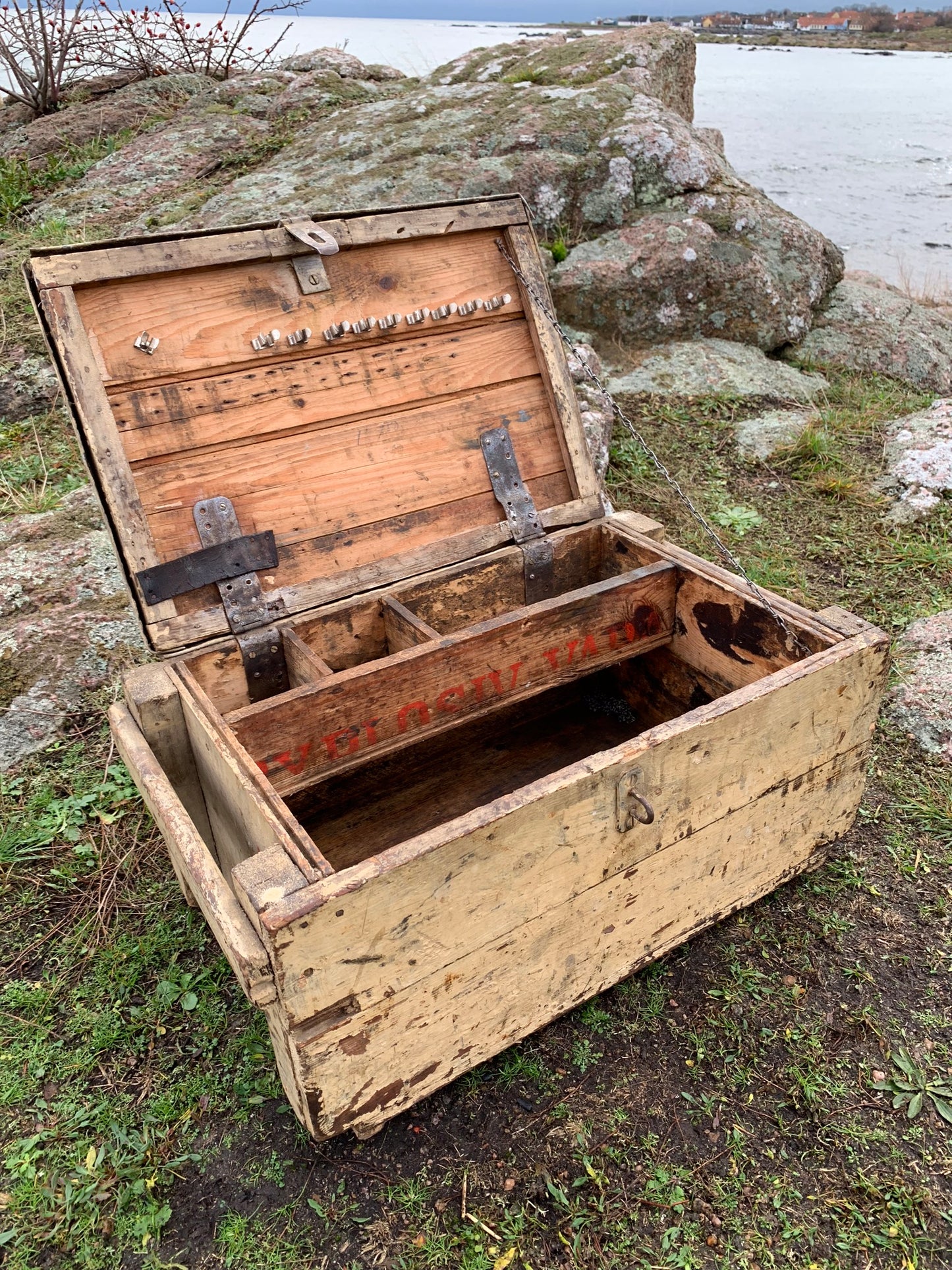Werkzeugkasten mit Metalldeckel und lustigen Details