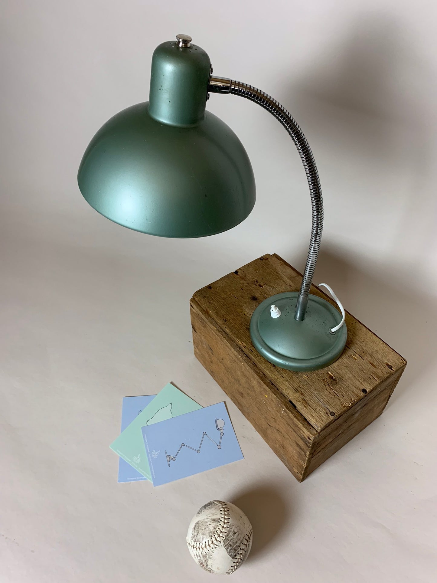 Schöne grüne französische Vintage Tischlampe