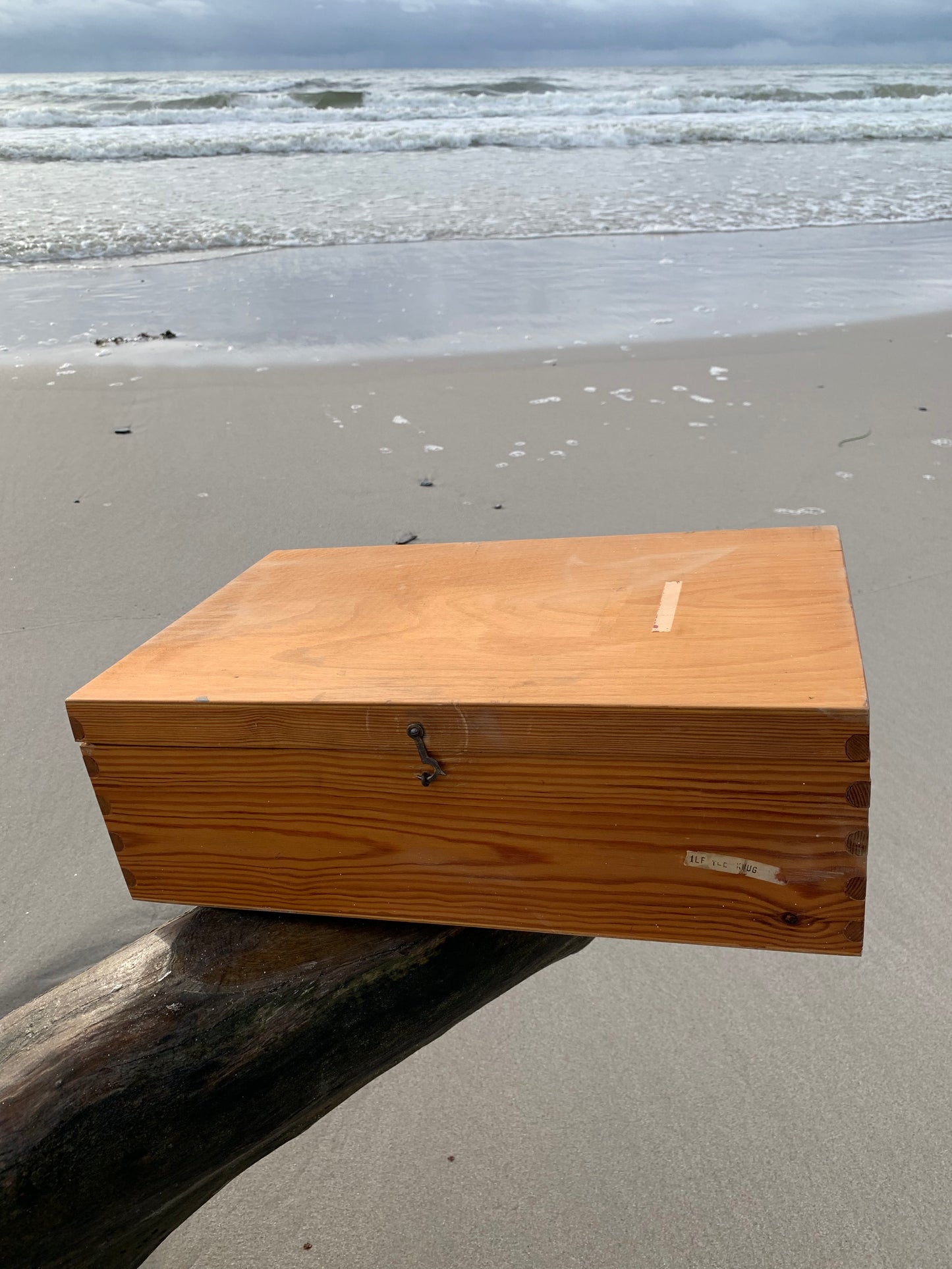Holzkiste mit Deckel