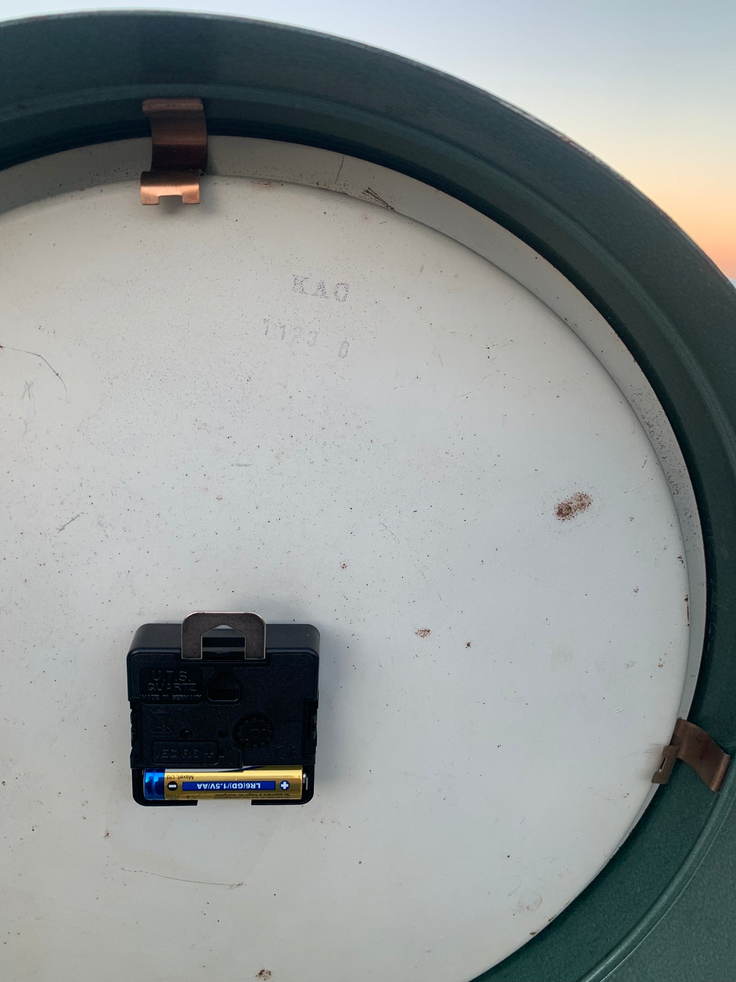 Schöne Uhr in grünem Hammerschlaglack