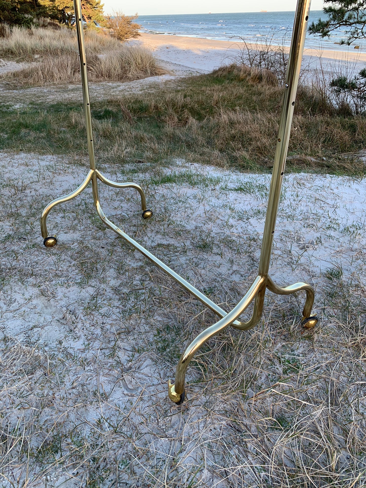 Großer Kleiderständer aus Messing mit Rädern (Der Preis gilt für den großen Kleiderständer auf den Bildern)