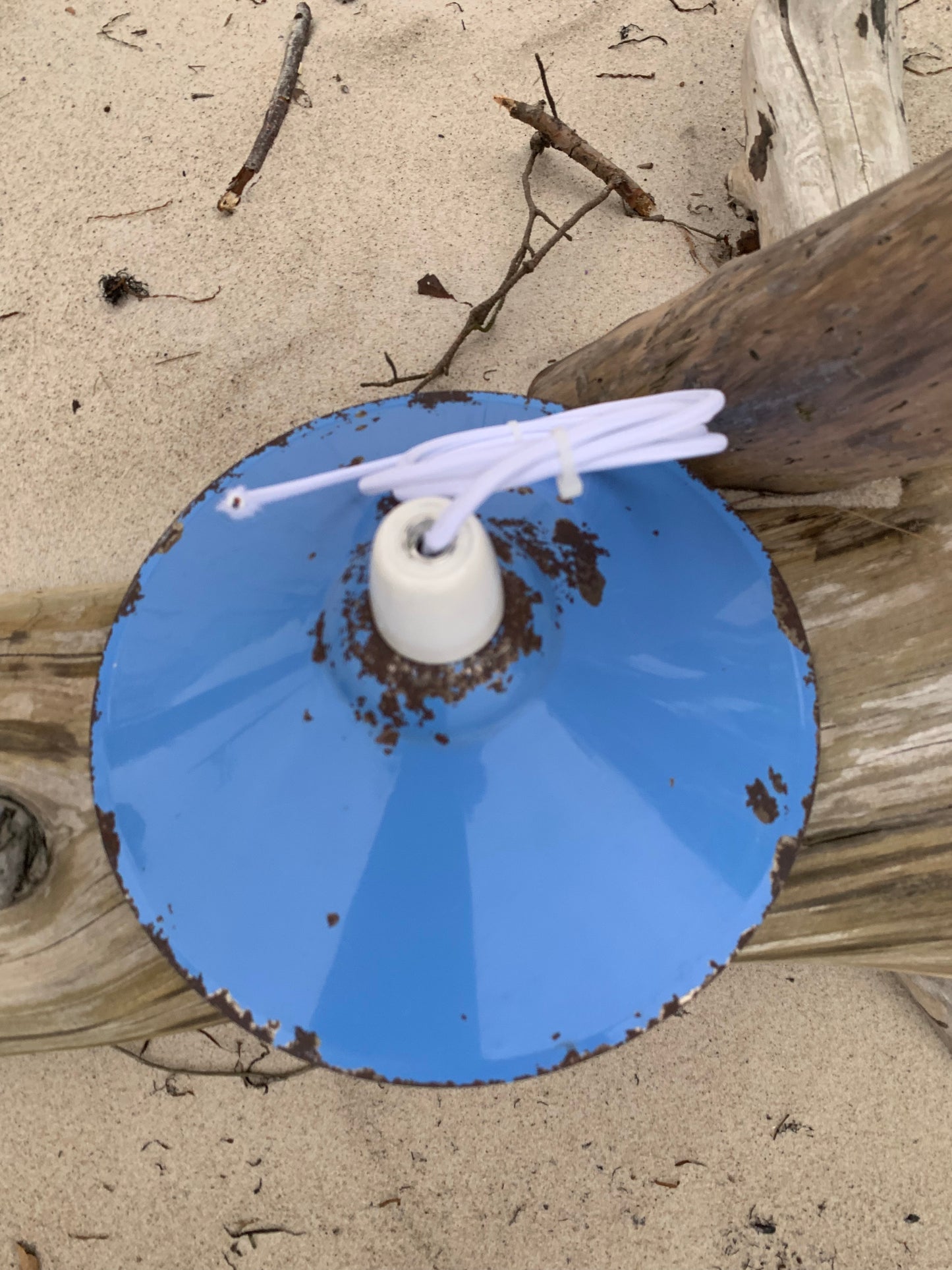 Lampe aus blauer Emaille