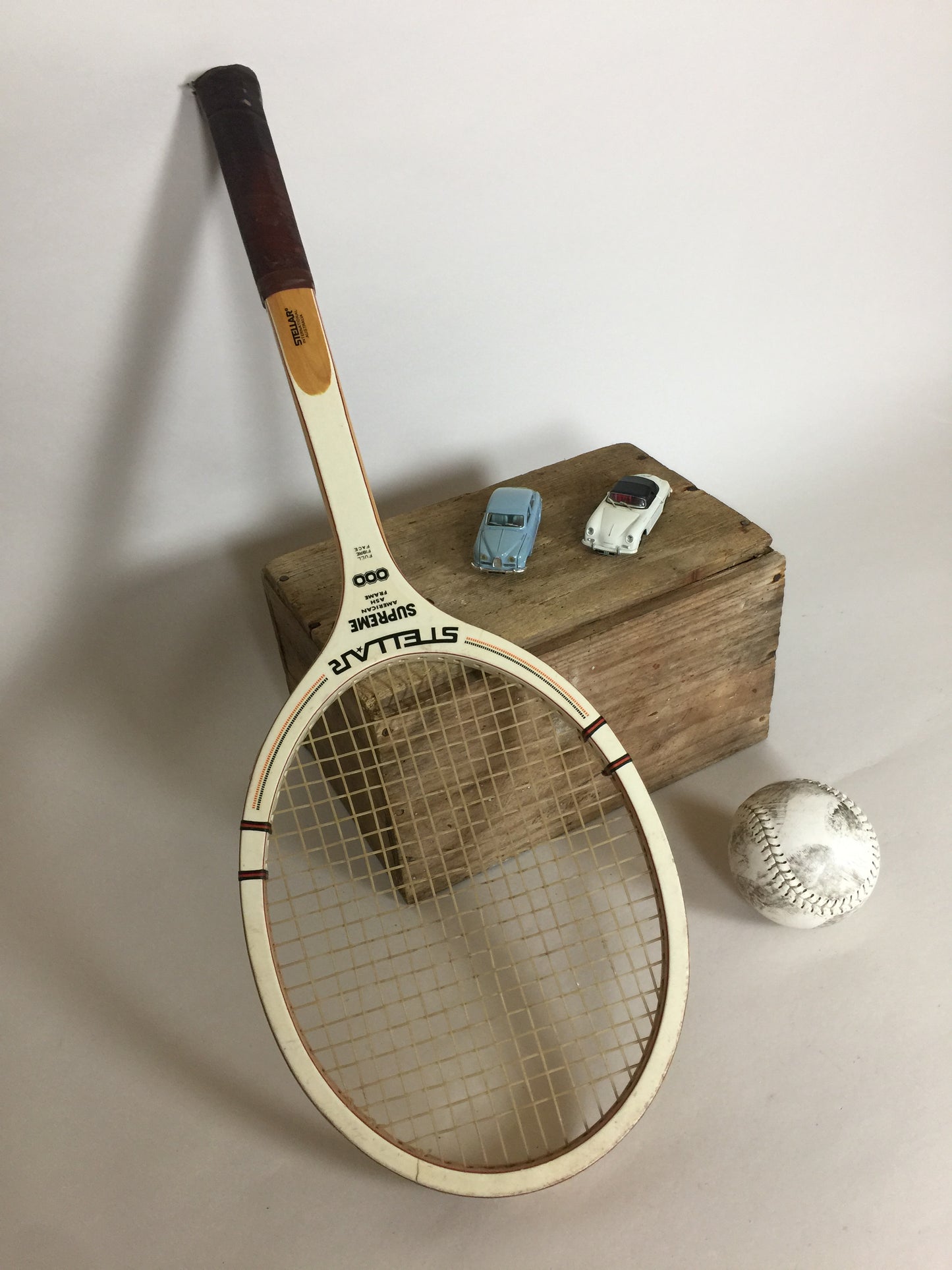 Schöner und alter Tennisschläger