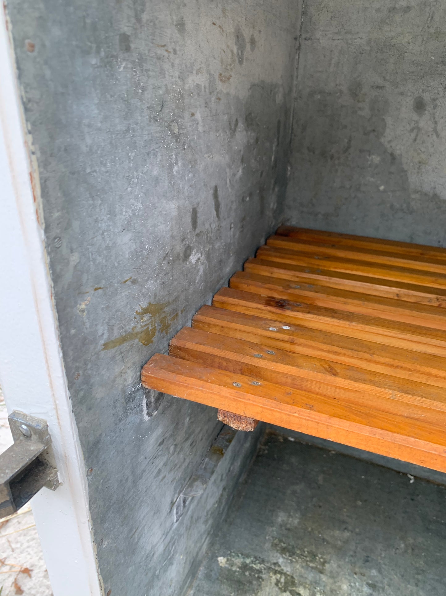 Lustiger alter Kühl- oder Gefrierschrank