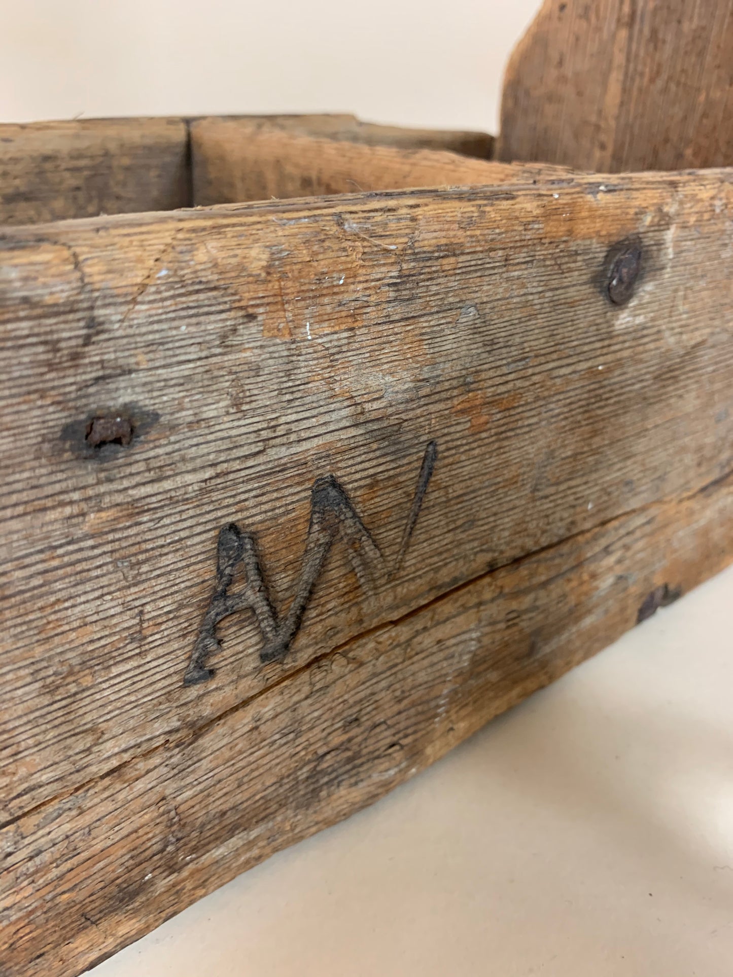 Schöne alte Holzkiste mit Henkel.
