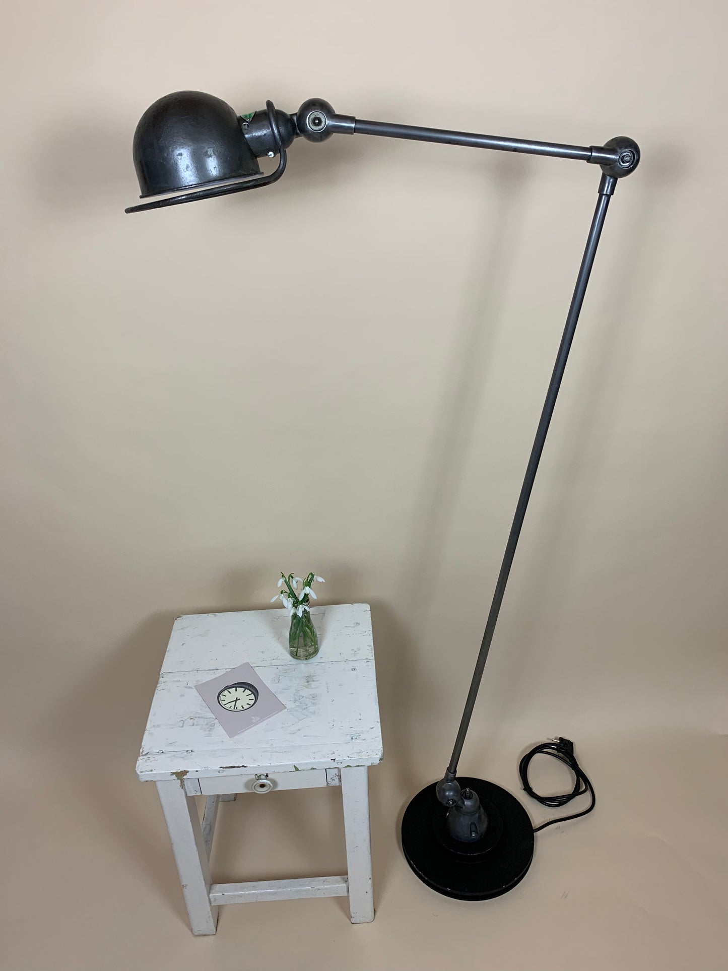 Schöne und seltene Jieldé Stehlampe mit zwei Armen