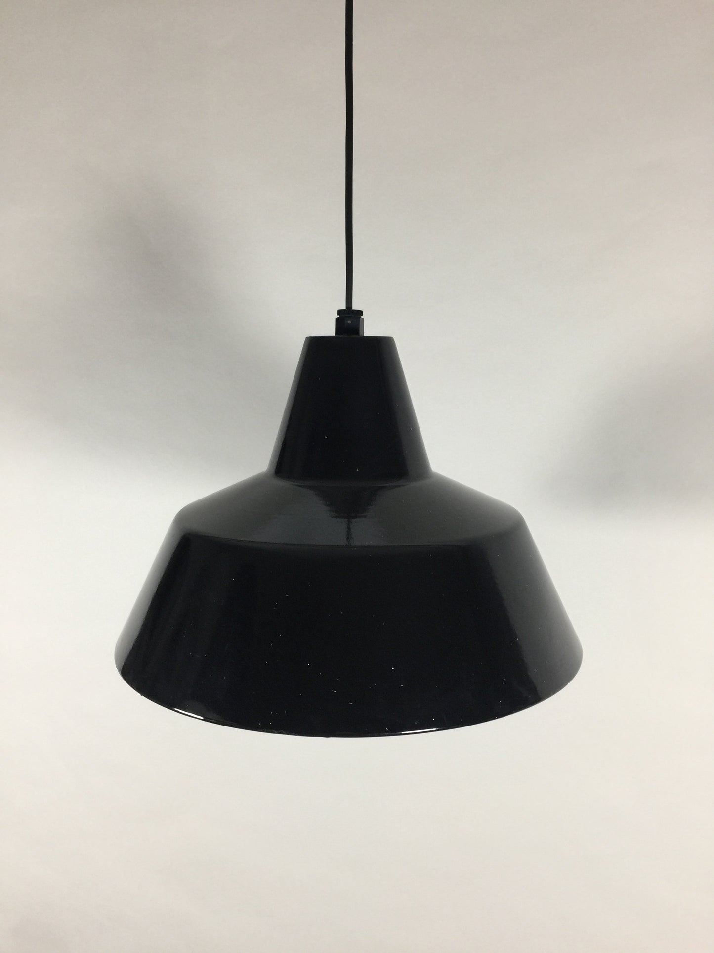 Schöne und klassische Werkstattlampe