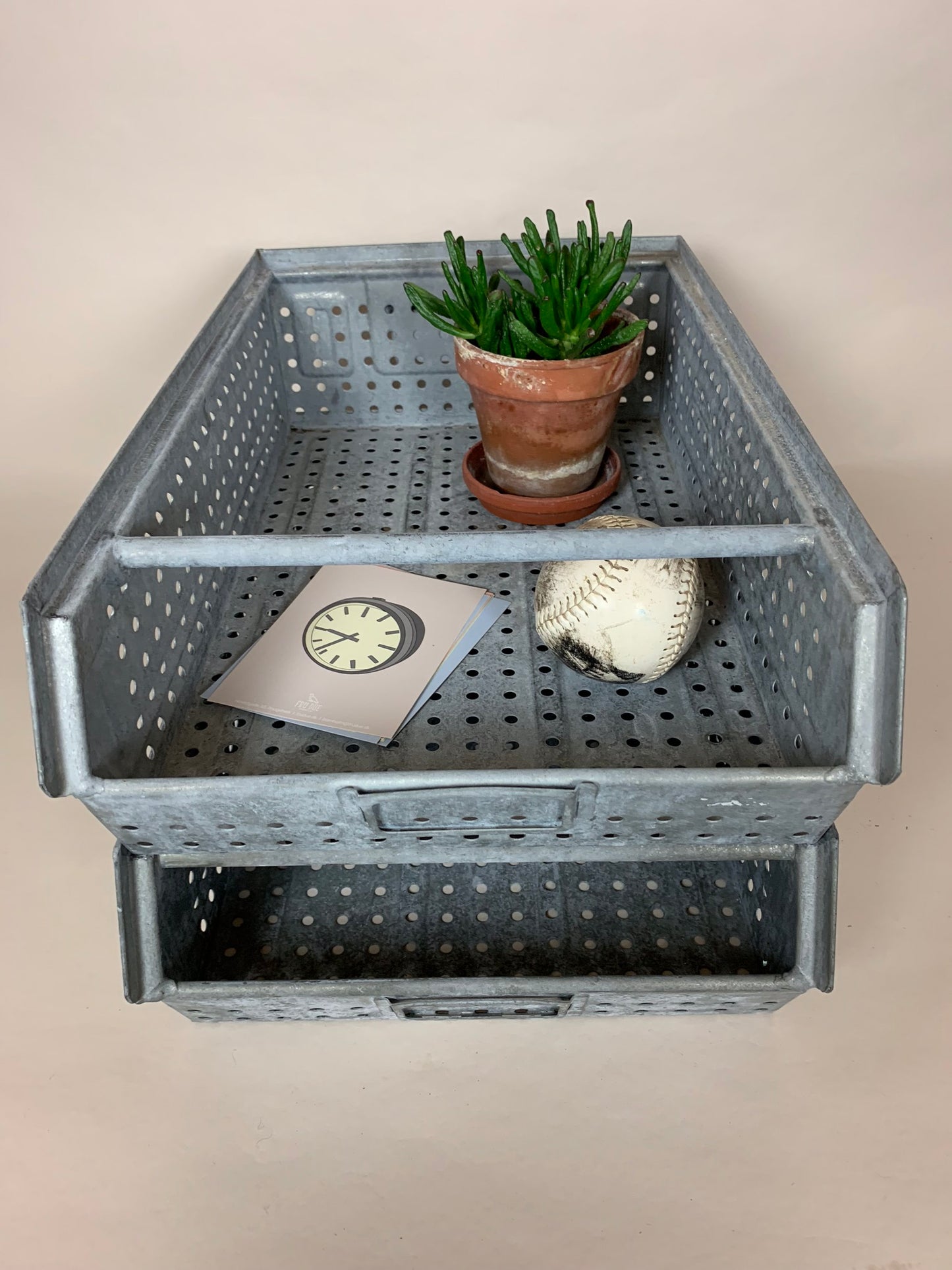 Schöne und stapelbare Metallbox - der Preis versteht sich pro STCK.