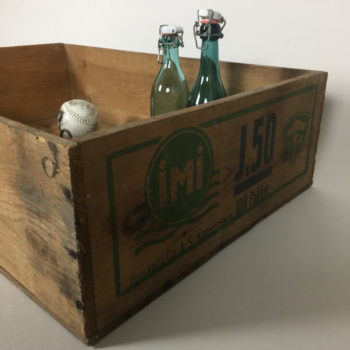 Holzkiste mit etwas Grün