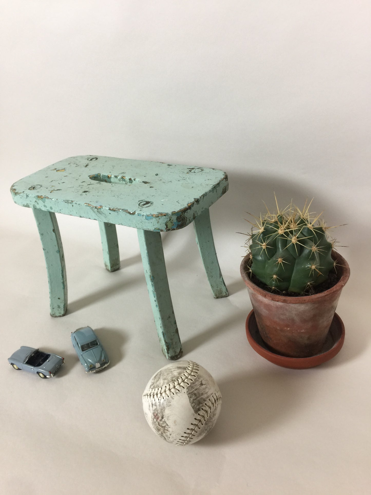 Kleiner Hocker mit schöner Patina