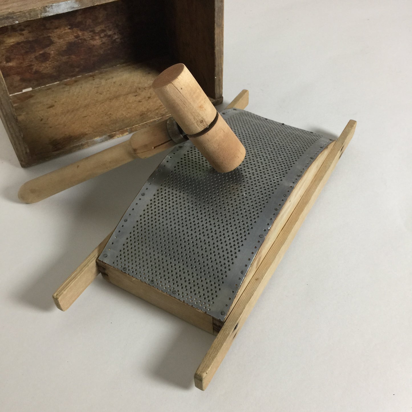 Feines Holzsieb mit Rolle