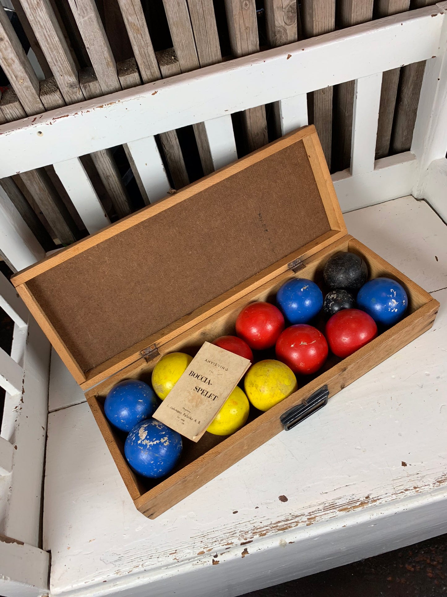 Altes Boccia-Spiel mit Holzkugeln
