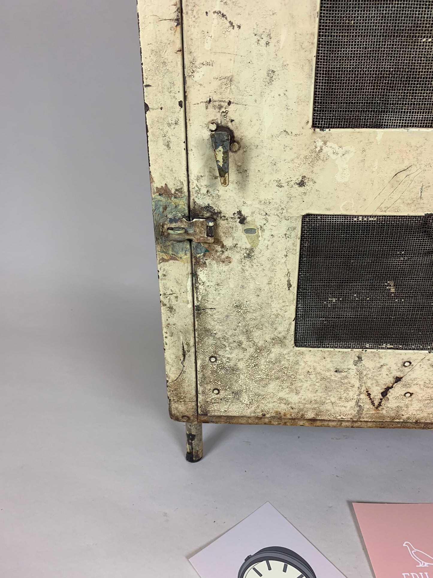 Schöner alter Fliegenschrank mit Beinen