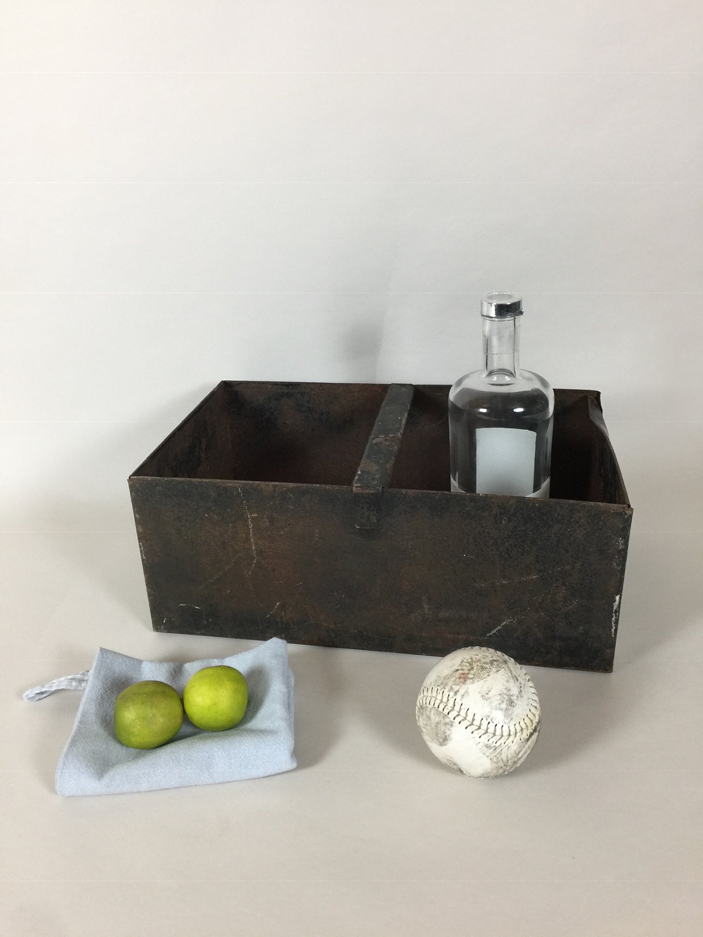 Box oder Korb aus rohem und patiniertem Metall