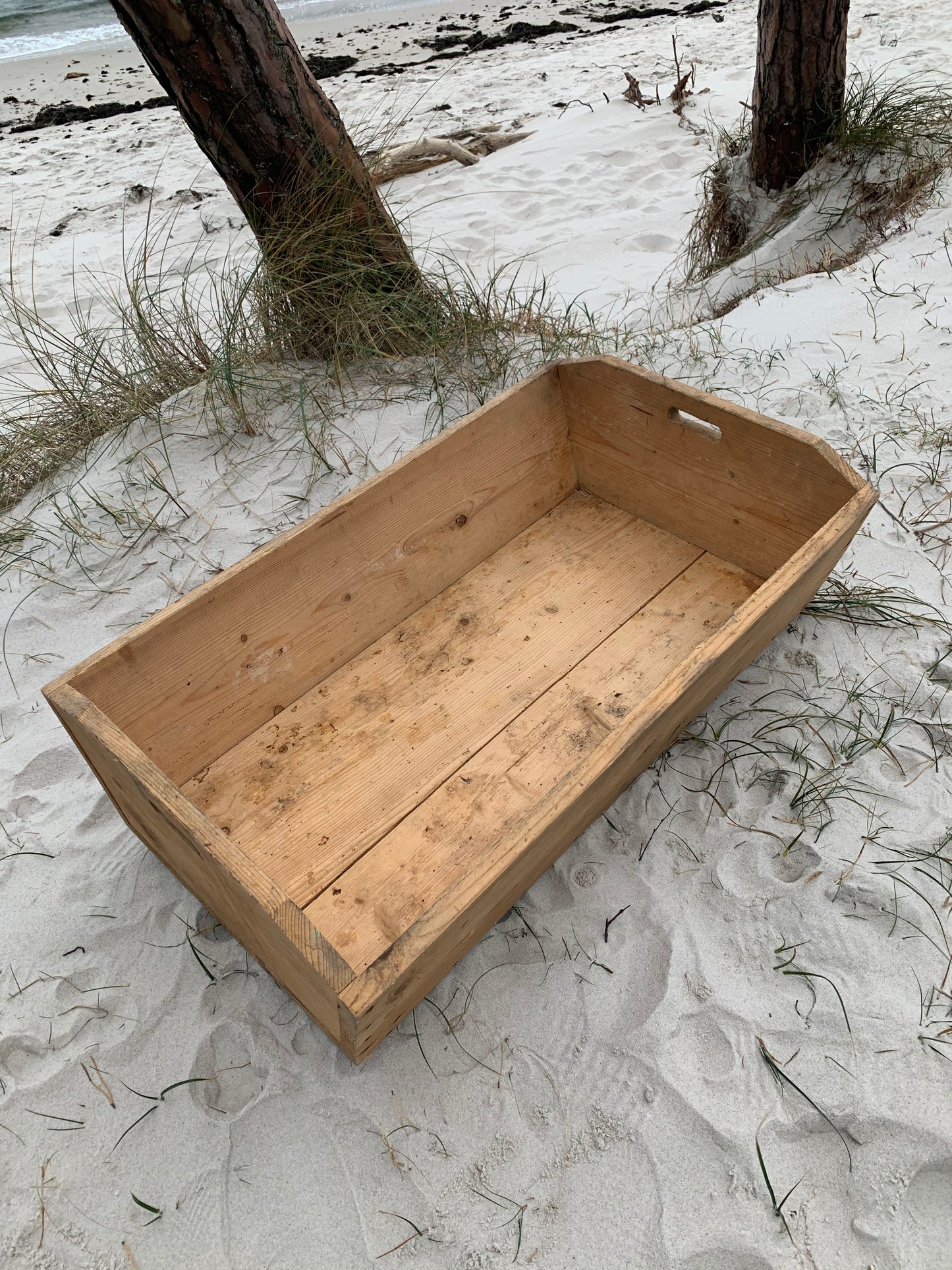 Große Holzkiste mit Tragegriff