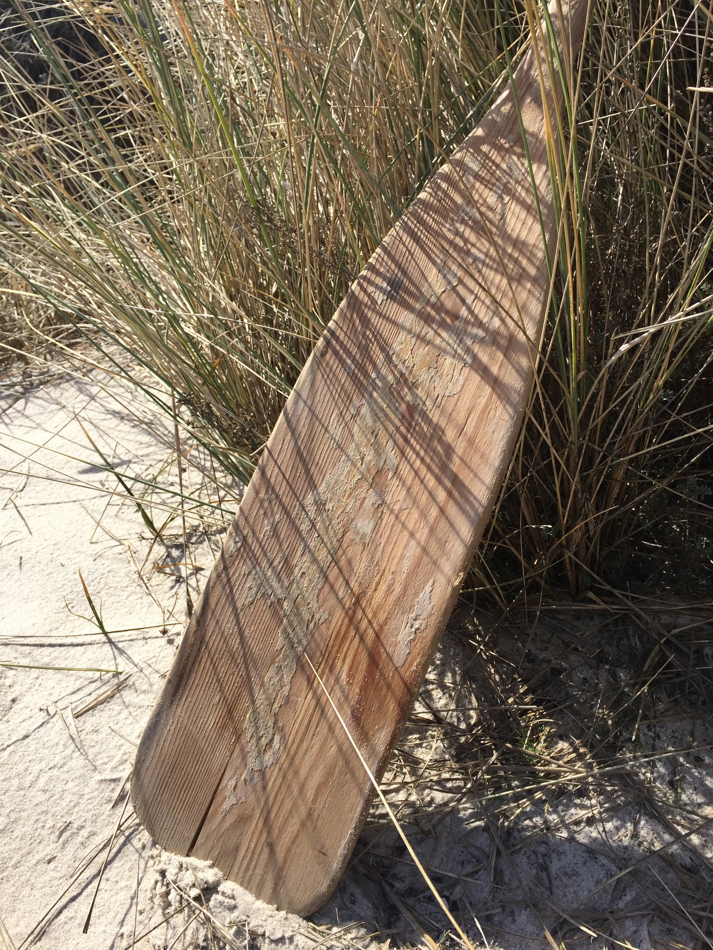 Dekoratives Holzpaddel mit schöner Patina