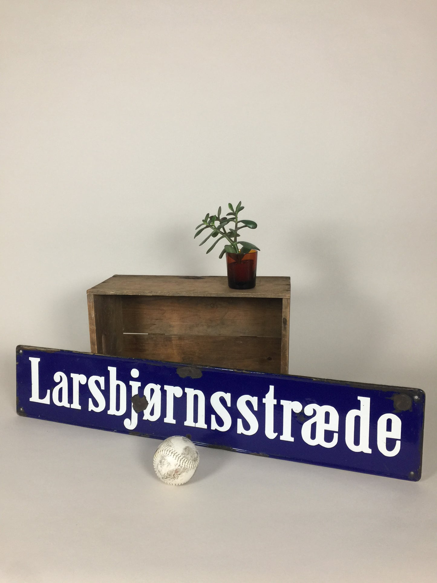 Schönes altes emailliertes Straßenschild vom "piss end" in Kopenhagen
