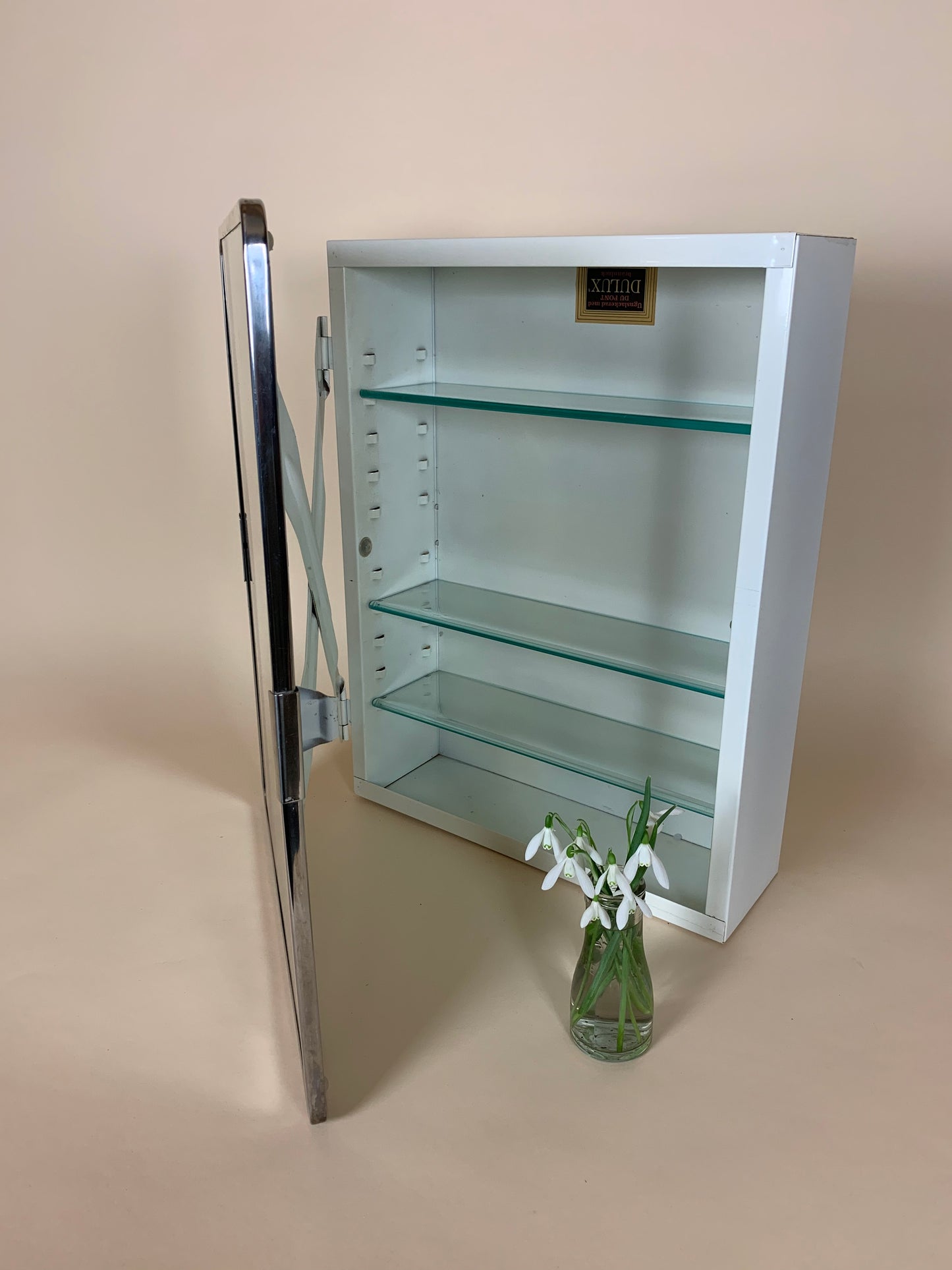 Medizinschrank im Rohstil mit Spiegel