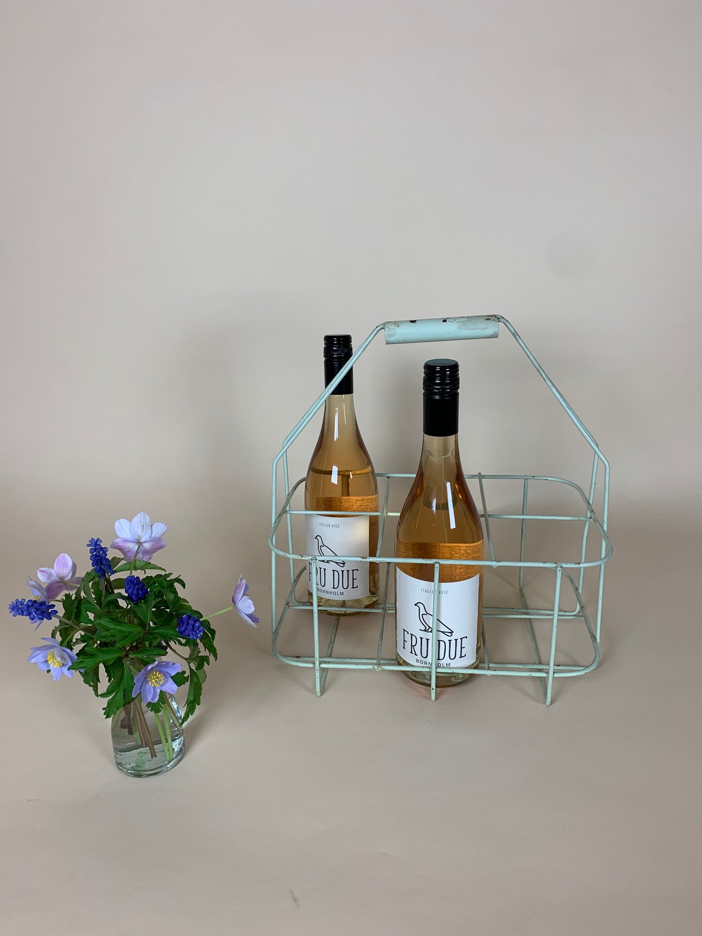 Pastellgrüner Flaschenhalter mit Patina