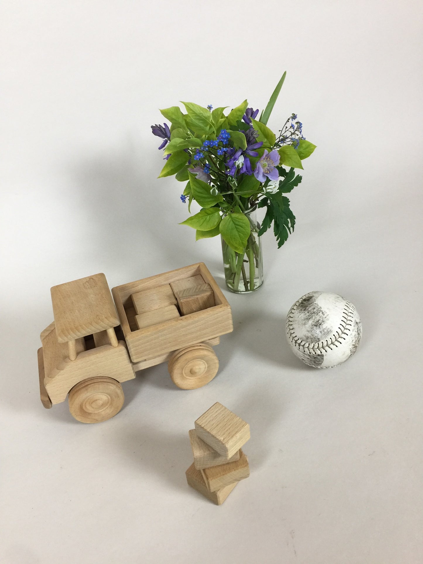 Schöner hochwertiger Holzwagen