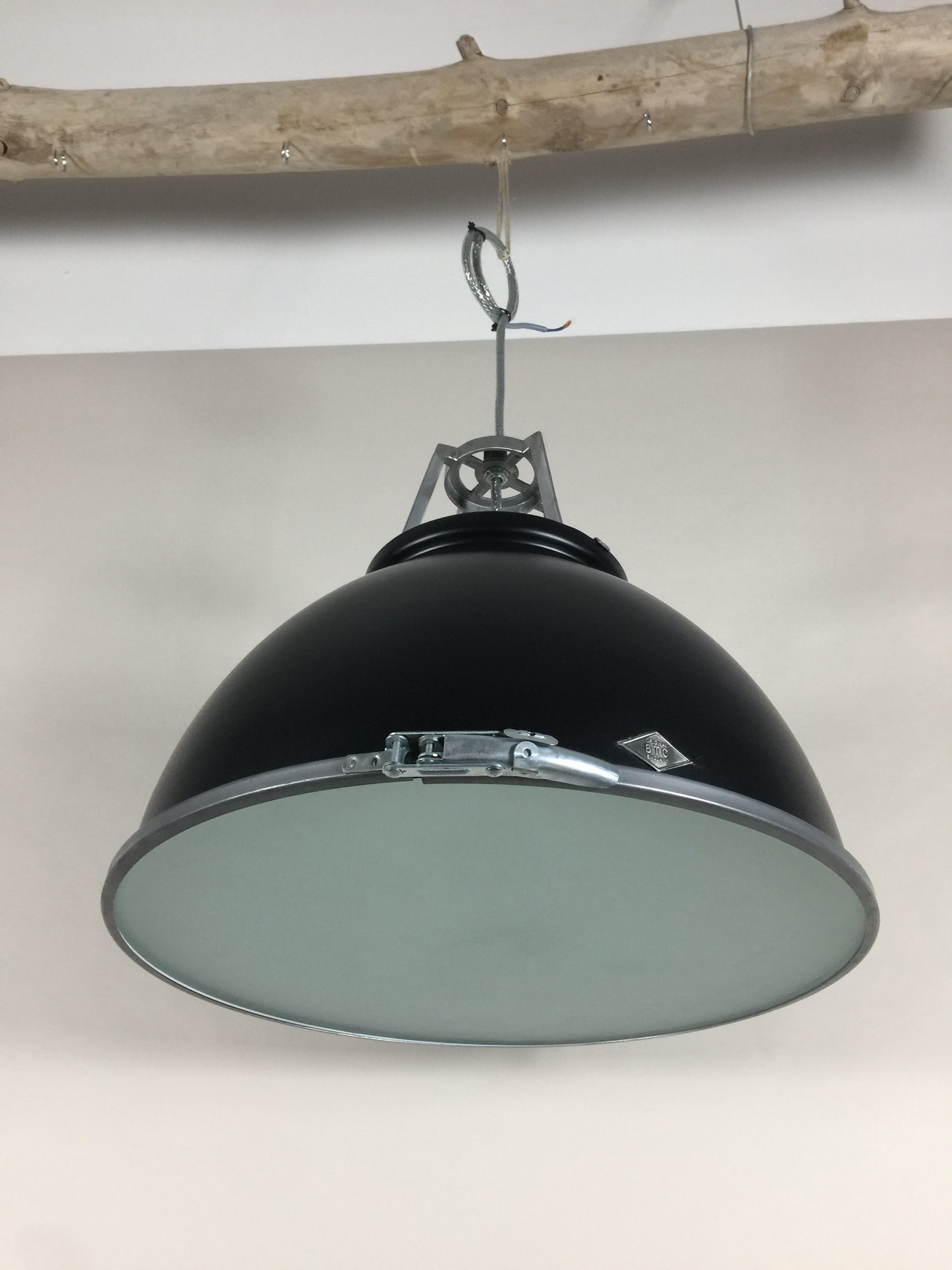 Original BTC Lampe - Titan großes Modell mit sandgestrahltem Glas