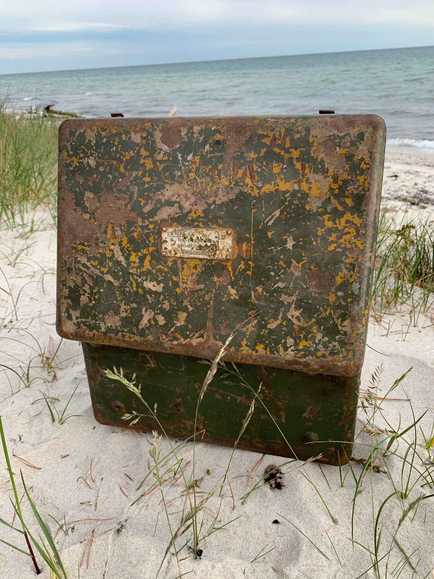 Rohe alte Schachtel mit 2 Verschlussbeschlägen