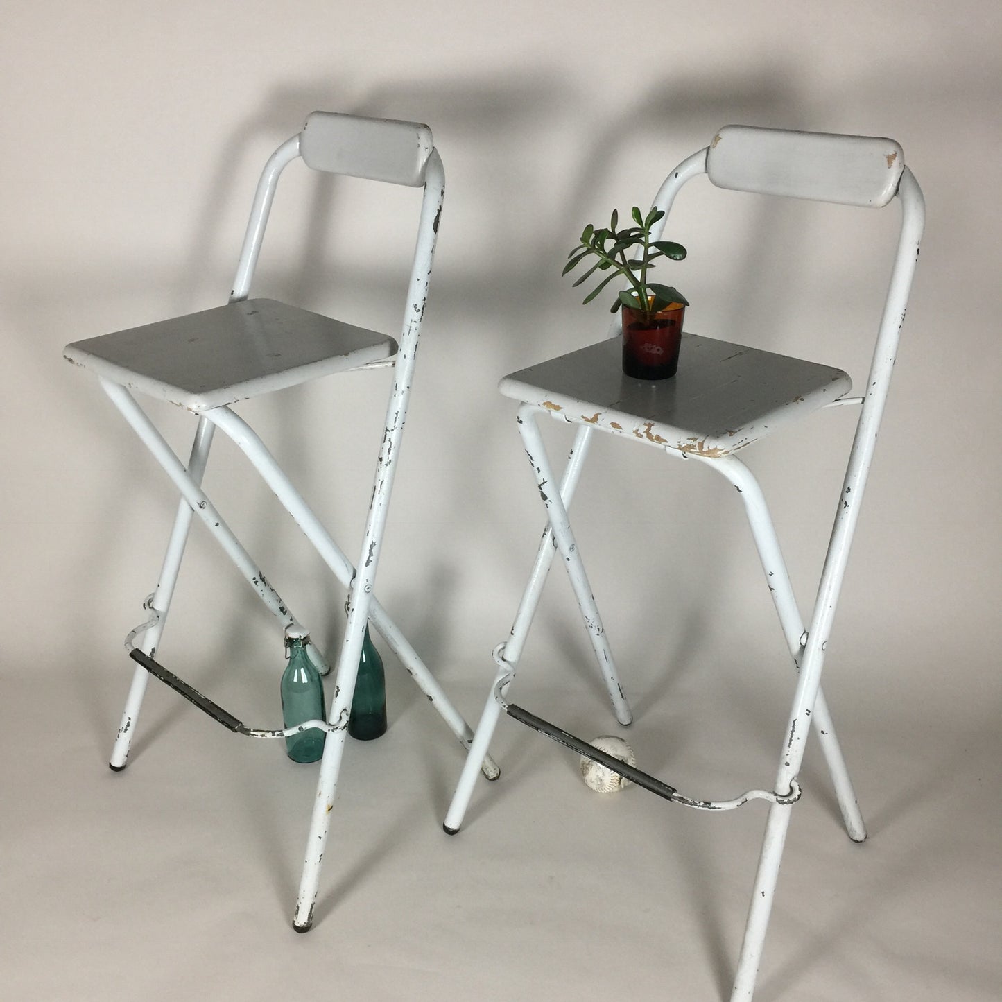 Barhocker mit viel köstlicher Patina (zusammen verkauft)