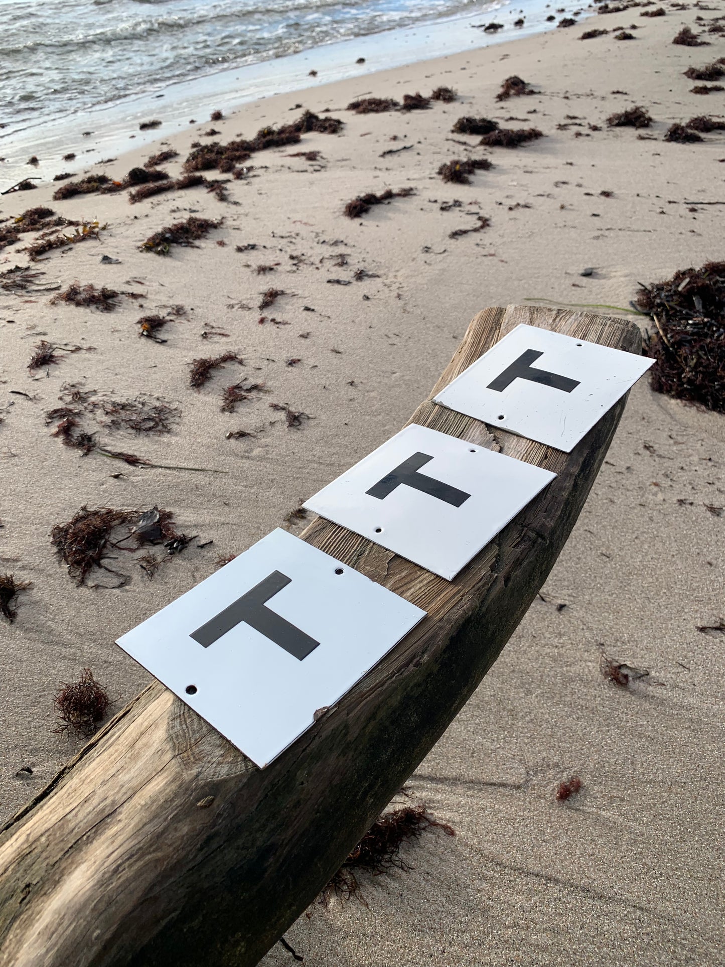 Emailleschild mit dem Buchstaben T