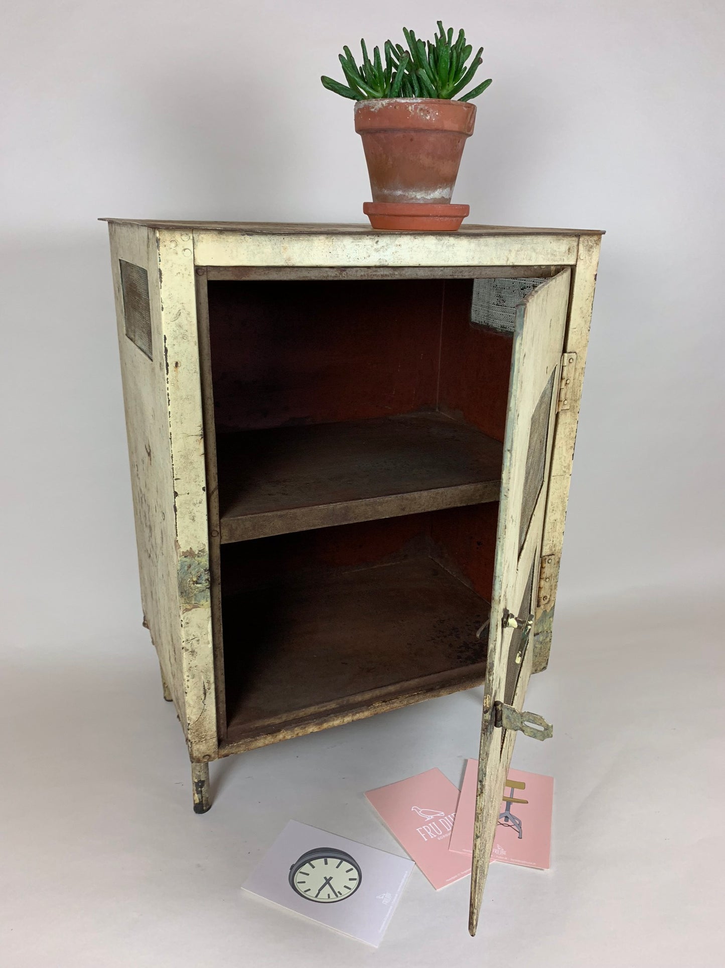 Schöner alter Fliegenschrank mit Beinen