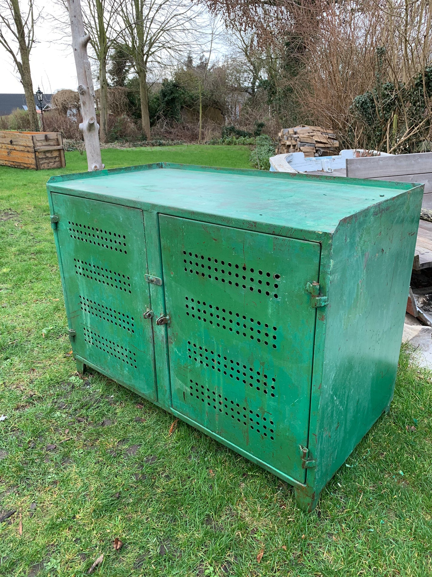 Schrank/Tisch aus grünem Metall mit viel rohem Charme