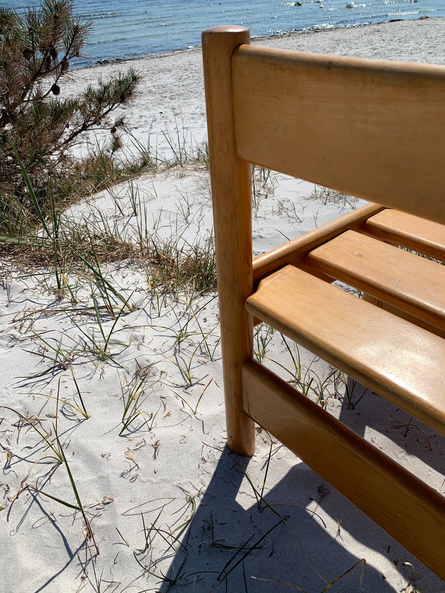 Robuster Kinderstuhl aus lackiertem Holz