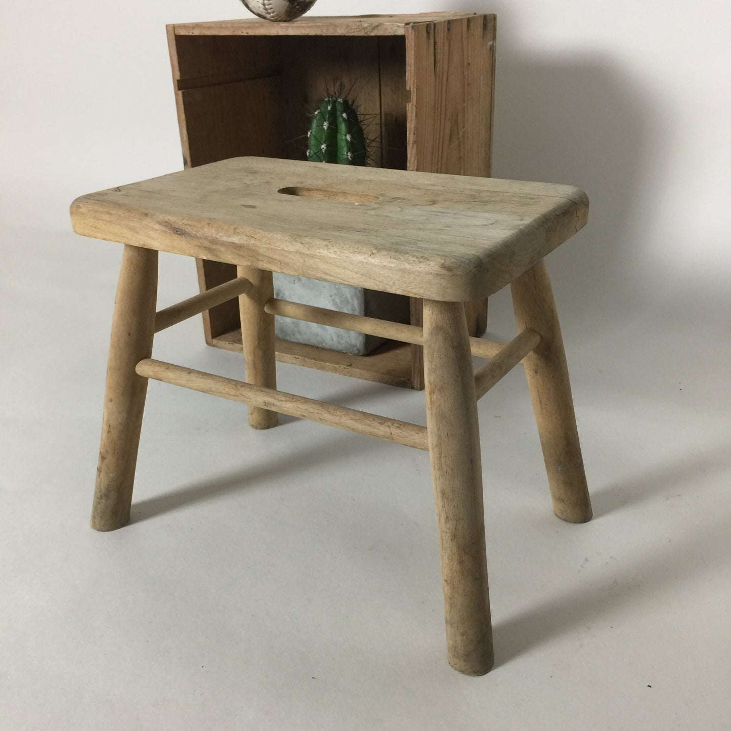 Schöner und sehr nützlicher Hocker aus Holz