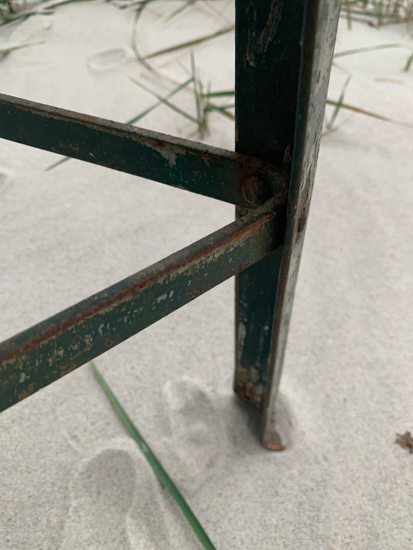 Roher industrieller Hocker
