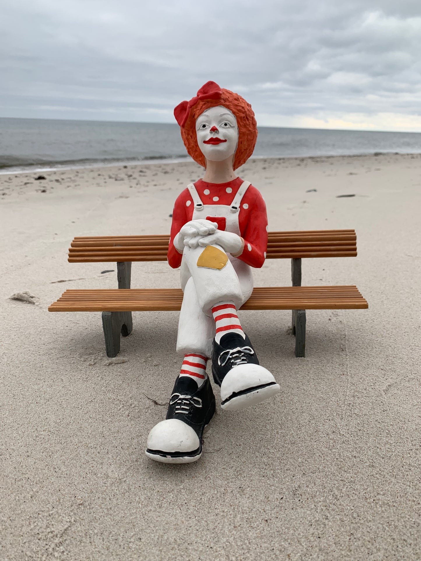 Clown auf der Bank