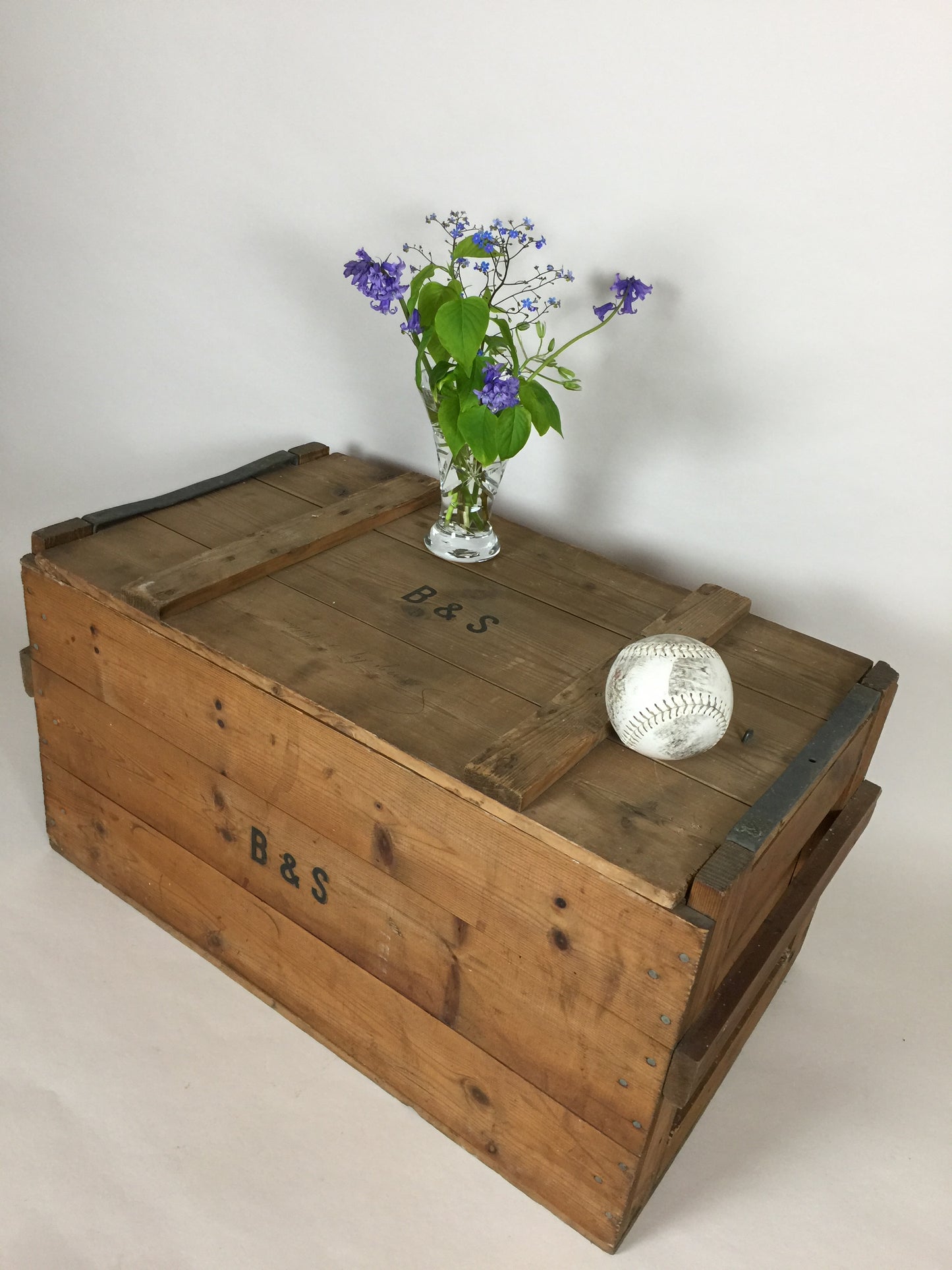 Große schöne Holzkiste mit Deckel