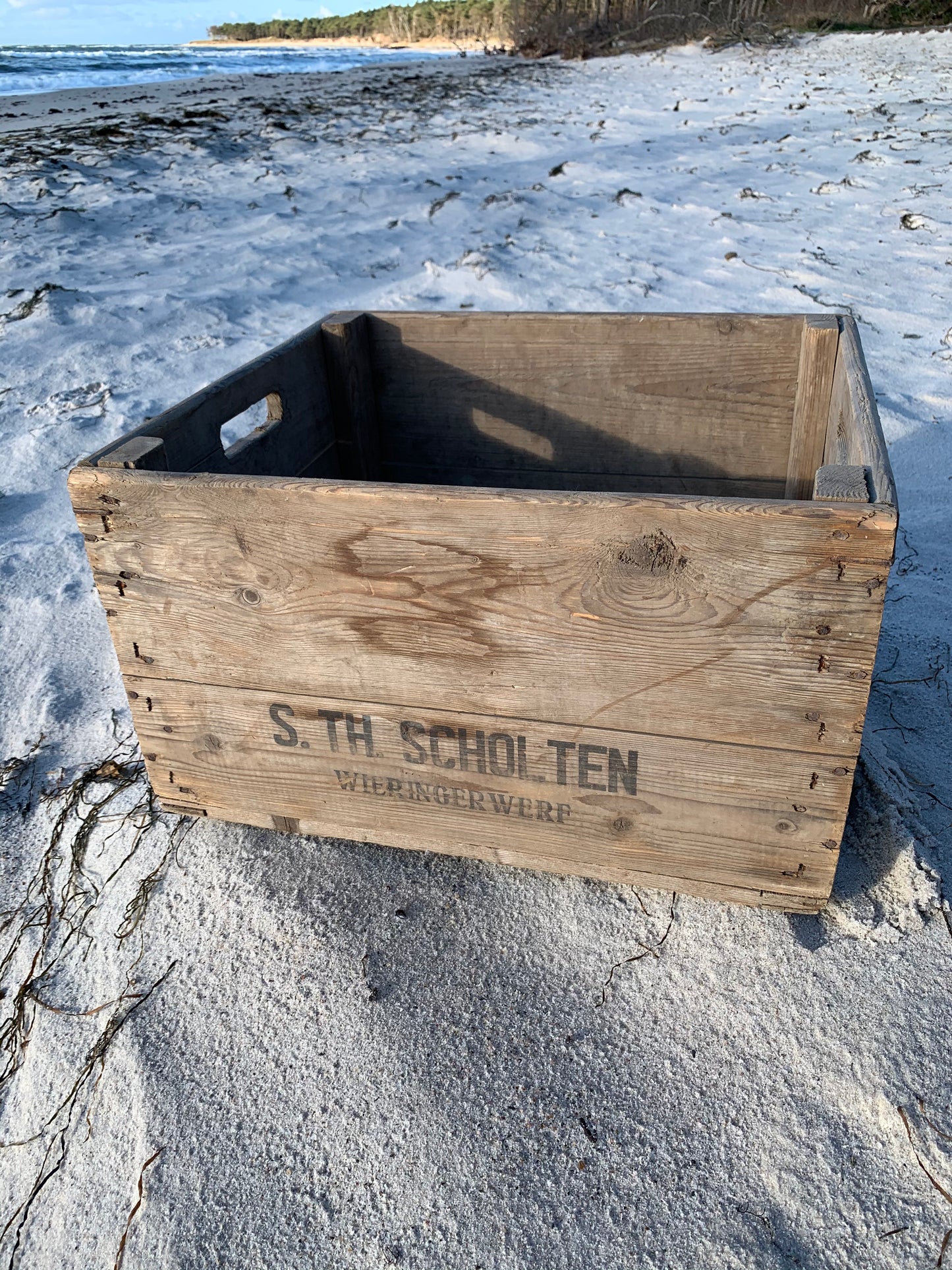 Schöne Holzkiste mit Text und Netz am Boden