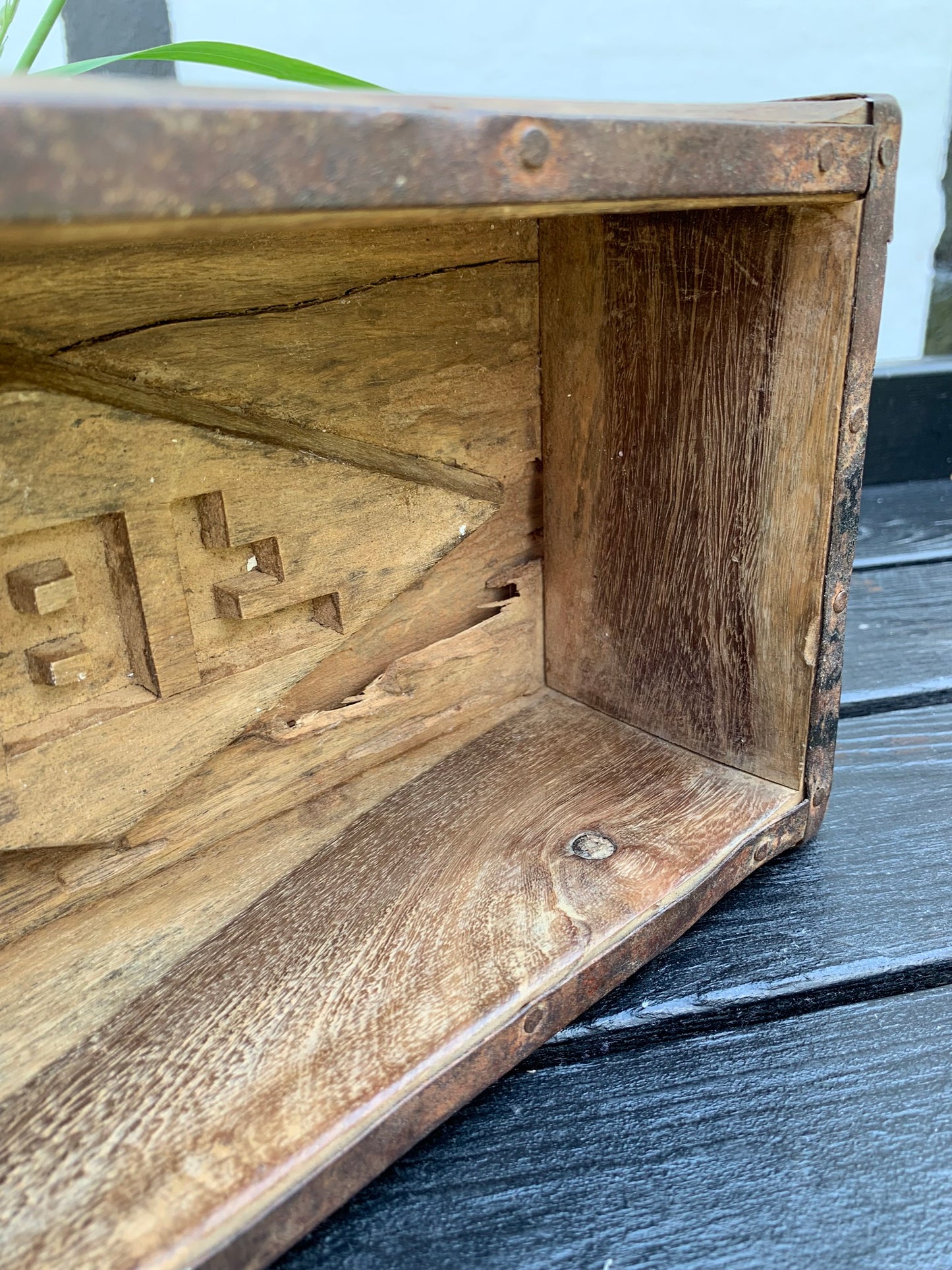 Backsteinform aus Holz mit Metallstempel am Boden