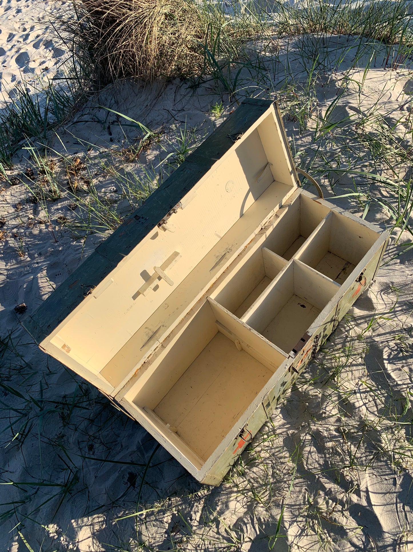 Große rohe Rote-Kreuz-Box mit Deckel