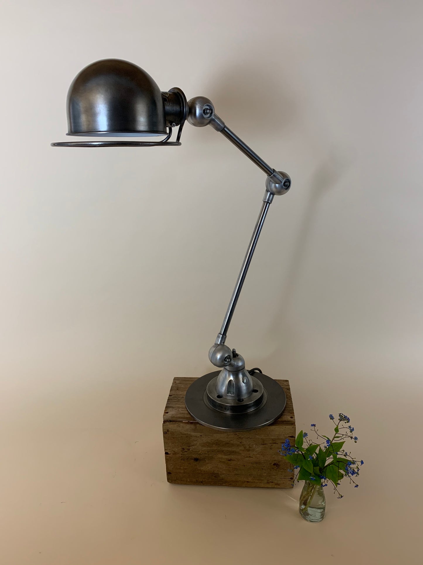 Jieldé Tischlampe mit zwei Armbeinen und Ein-/Ausschalter