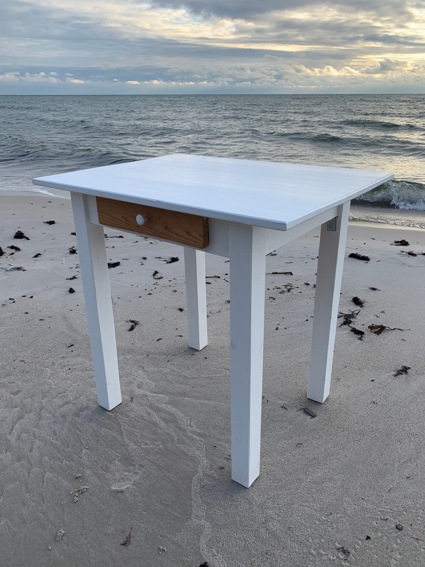 Tisch mit Holzschublade